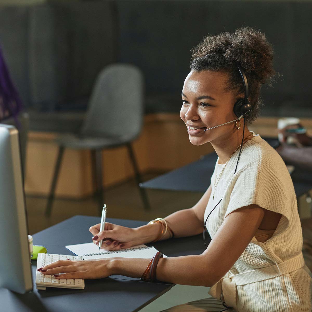 Junge Frau mit Headset am PC – typisches Beispiel für BWL Berufe im Bereich Customer Service und Kundenkommunikation.