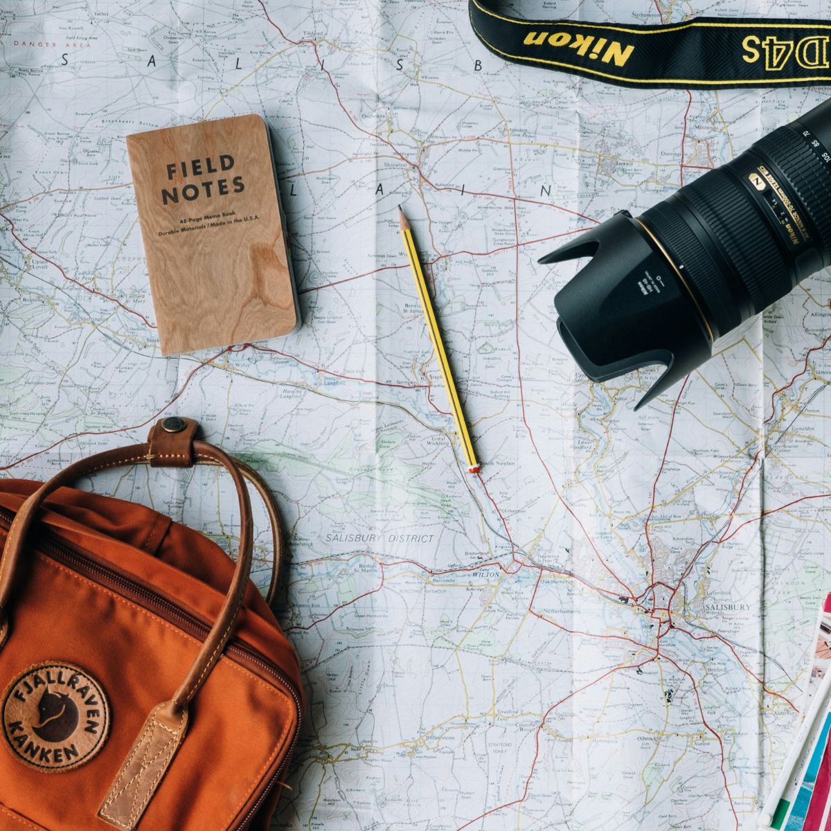 Reisekarte, Kamera und Reiseführer – typische Utensilien für die Planung und Dokumentation einer Auslandsreise.