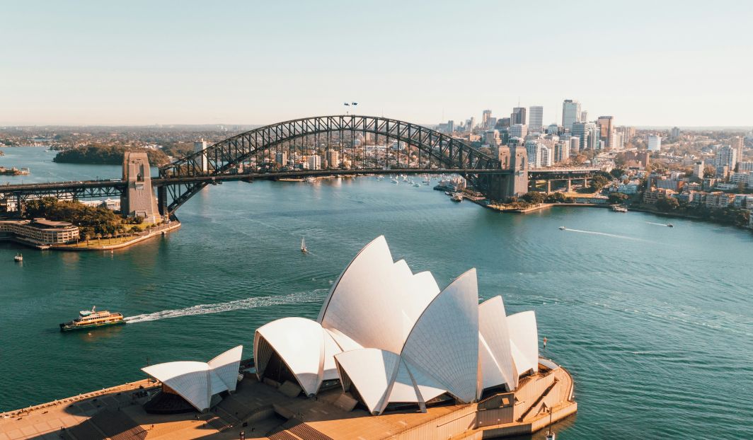 Blick auf Sydney Opera House und Harbour Bridge, perfektes Ziel für einen unvergesslichen Auslandsaufenthalt in Australien.