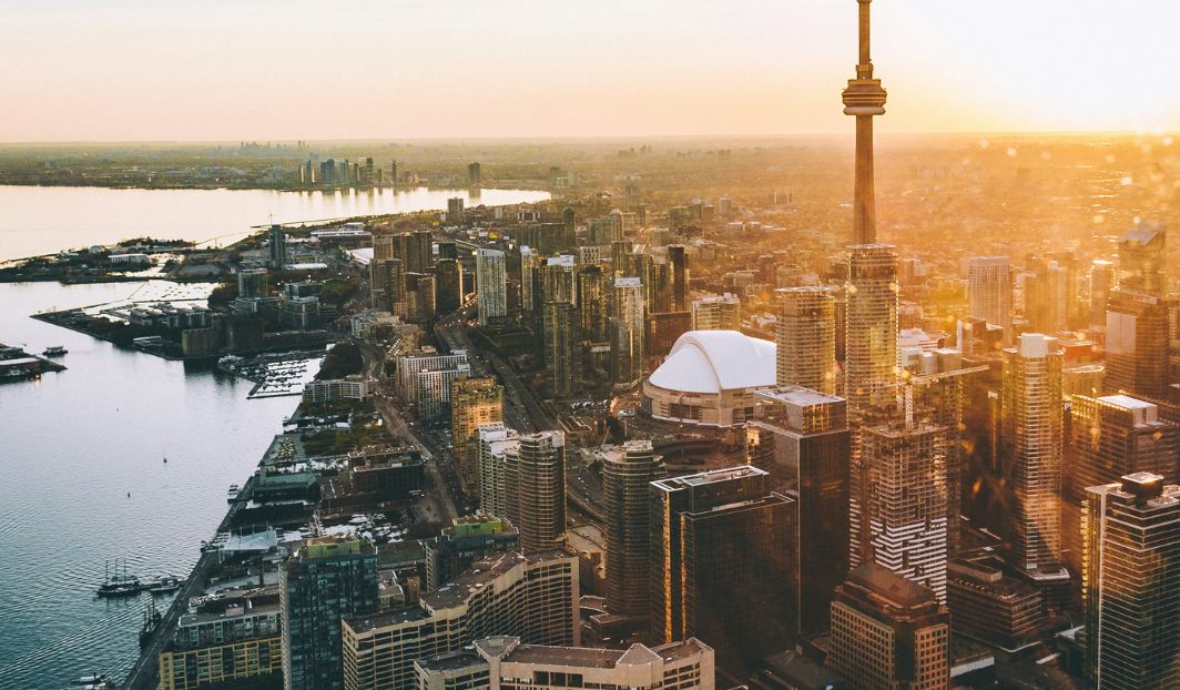 Skyline von Toronto bei Sonnenuntergang, perfektes Ziel für einen spannenden Auslandsaufenthalt in Kanada.