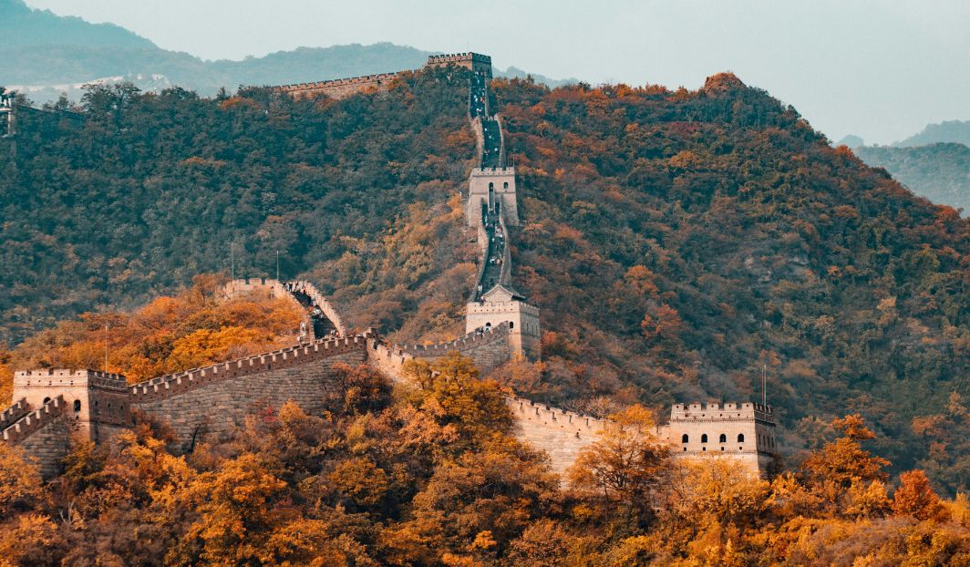 Blick auf die Chinesische Mauer in herbstlicher Landschaft – ein faszinierendes Ziel für Sprachreisen nach China.