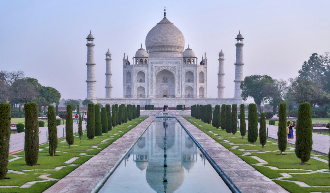 Das Taj Mahal in Agra, ein beeindruckendes Wahrzeichen und beliebtes Ziel für einen Auslandsaufenthalt in Indien.