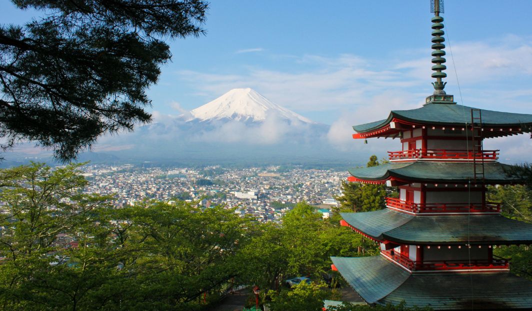 Blick auf den Fujisan und eine Pagode in Japan – ein inspirierender Ort für unvergessliche Sprachreisen nach Japan.