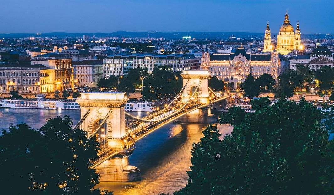 Beleuchtete Kettenbrücke in Budapest, Symbol für günstiges Reisen als Student in Osteuropa mit Kultur und Geschichte.