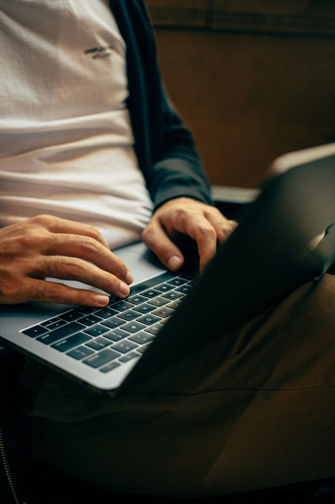 Person tippt konzentriert auf einem Laptop – perfektes Symbol für einen digitalen Ratgeber Rund ums Lernen.