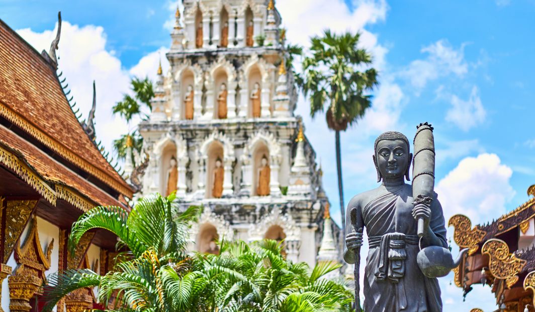 Tempel und Buddha-Statue in Thailand, Beispiel für günstiges Reisen als Student in Südostasien mit Kultur und Geschichte.