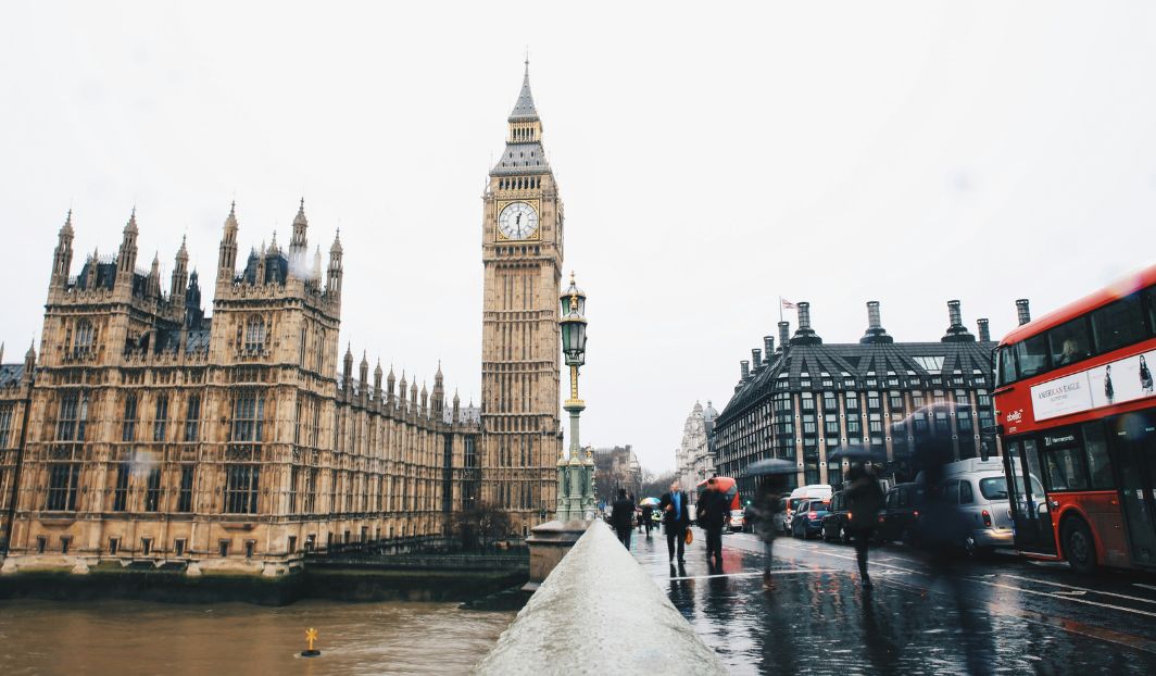 Big Ben und rote Doppeldeckerbusse in London, Symbol für einen spannenden Auslandsaufenthalt in Großbritannien.
