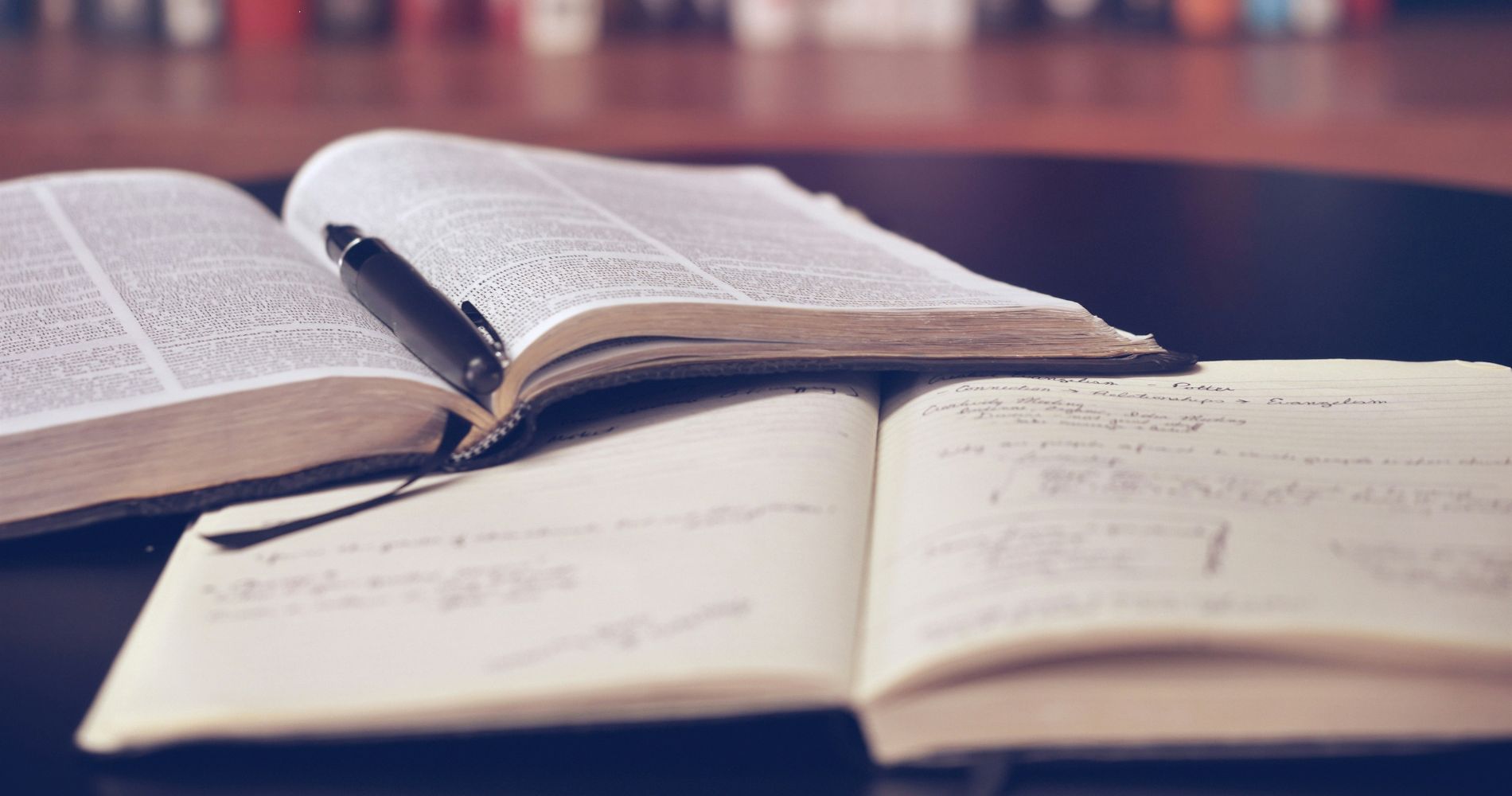 Offene Bücher und Notizen auf einem Tisch – Symbol für effektives Lernen mit einem praxisnahen Ratgeber.