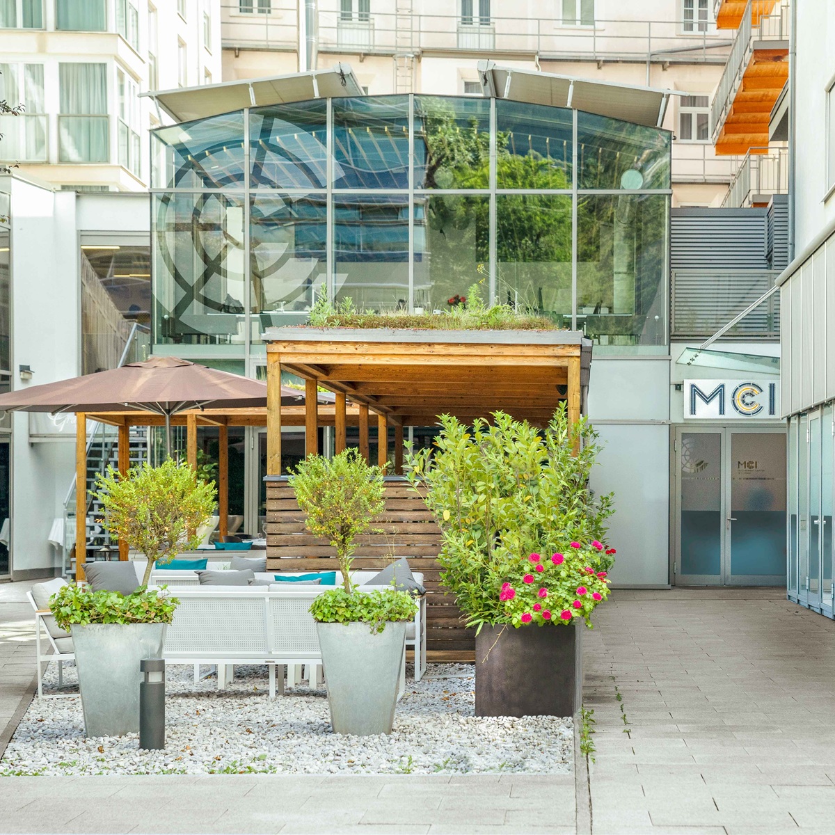 MCI-Campus in Innsbruck mit Sitzplätzen im Freien – Teil des Auslandsstudium-Wegweisers für Studierende