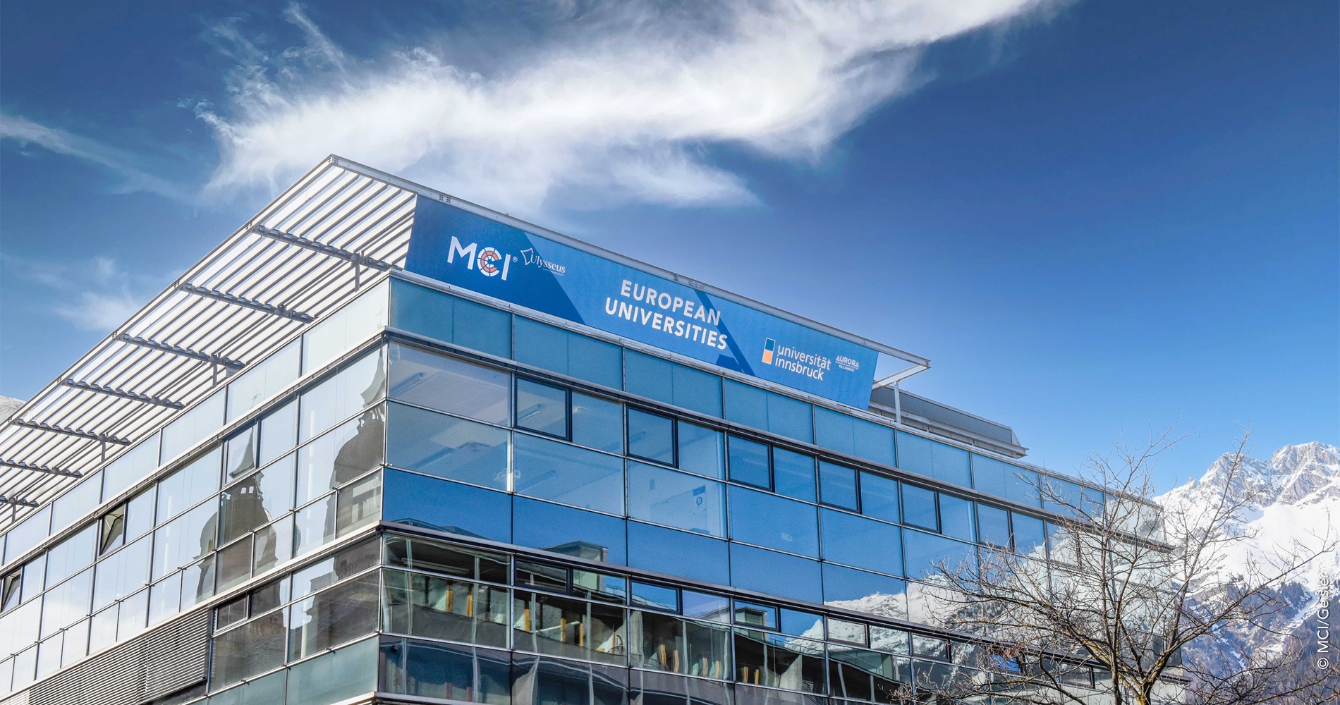 Modernes MCI-Gebäude in Innsbruck mit Alpenblick – Teil des Auslandsstudium-Wegweisers für Studierende