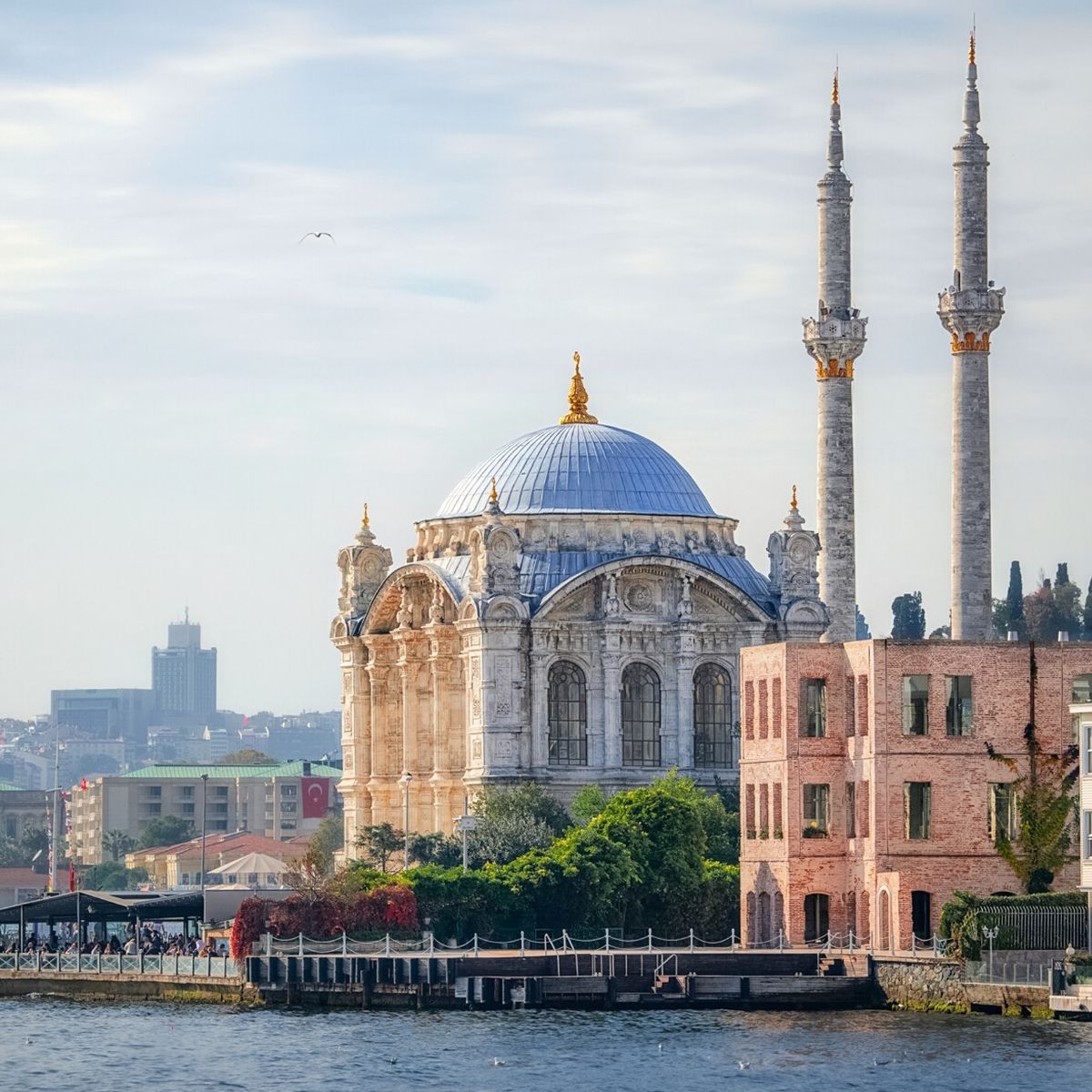 Istanbul Türkei – Ortaköy-Moschee mit blauer Kuppel und zwei Minaretten am Ufer des Bosporus.