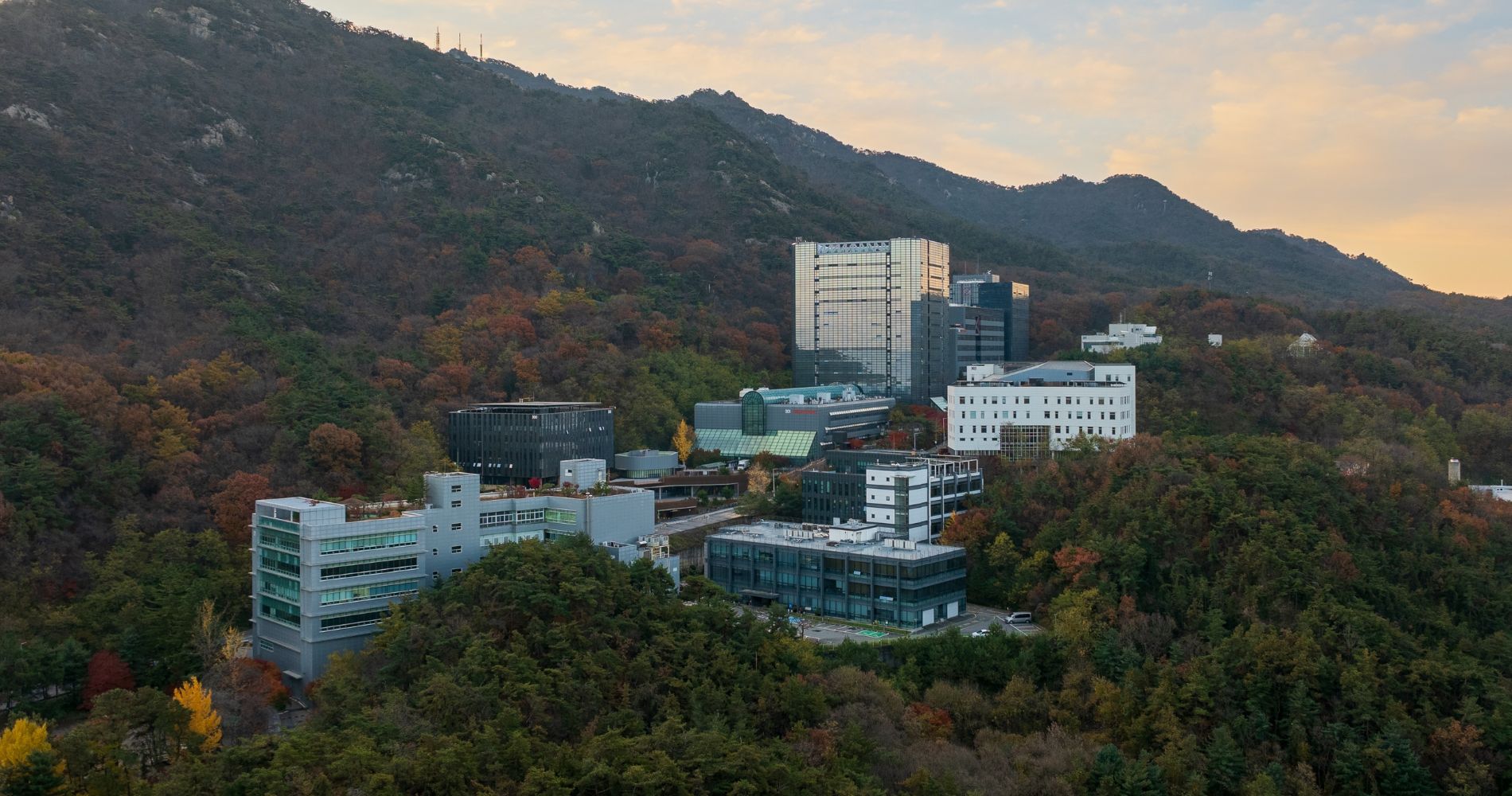 Seoul National University – Campusgebäude eingebettet in herbstlich gefärbte Wälder am Fuße des Gwanaksan.