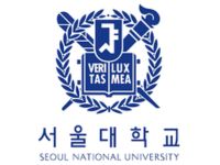 Logo der Seoul National University mit blauem Wappen, koreanischem Schriftzug und Motto „Veritas Lux Mea".