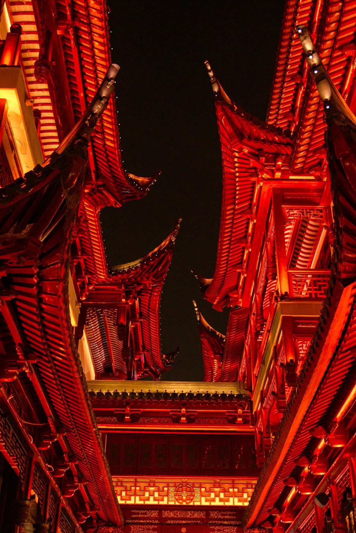 Traditionelle Tempel bei Nacht – faszinierende Kultur und Architektur beim Studieren in China erleben.