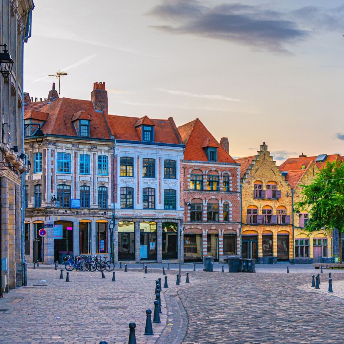 Lille – Historischer Marktplatz mit flämischen Giebelhäusern, roten Ziegeldächern und Kopfsteinpflaster im Abendlicht.