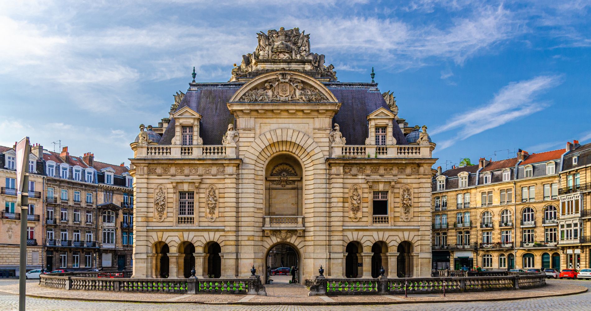 Lille – Prachtvolle Barockfassade der Porte de Paris mit Skulpturen und Rundbogen auf dem Place Simon-Vollant.