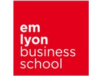 Logo der EM Lyon Business School – Weißer Schriftzug „em lyon business school" auf rotem Quadrat.