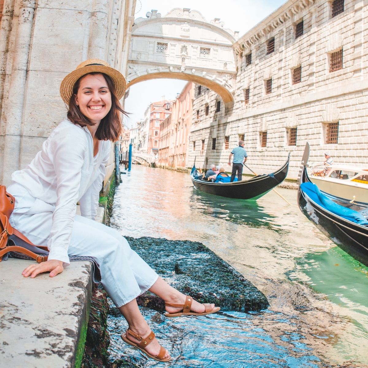 Studentin an einem Kanal in Venedig – das besondere Lebensgefühl beim Studieren in Italien erleben.