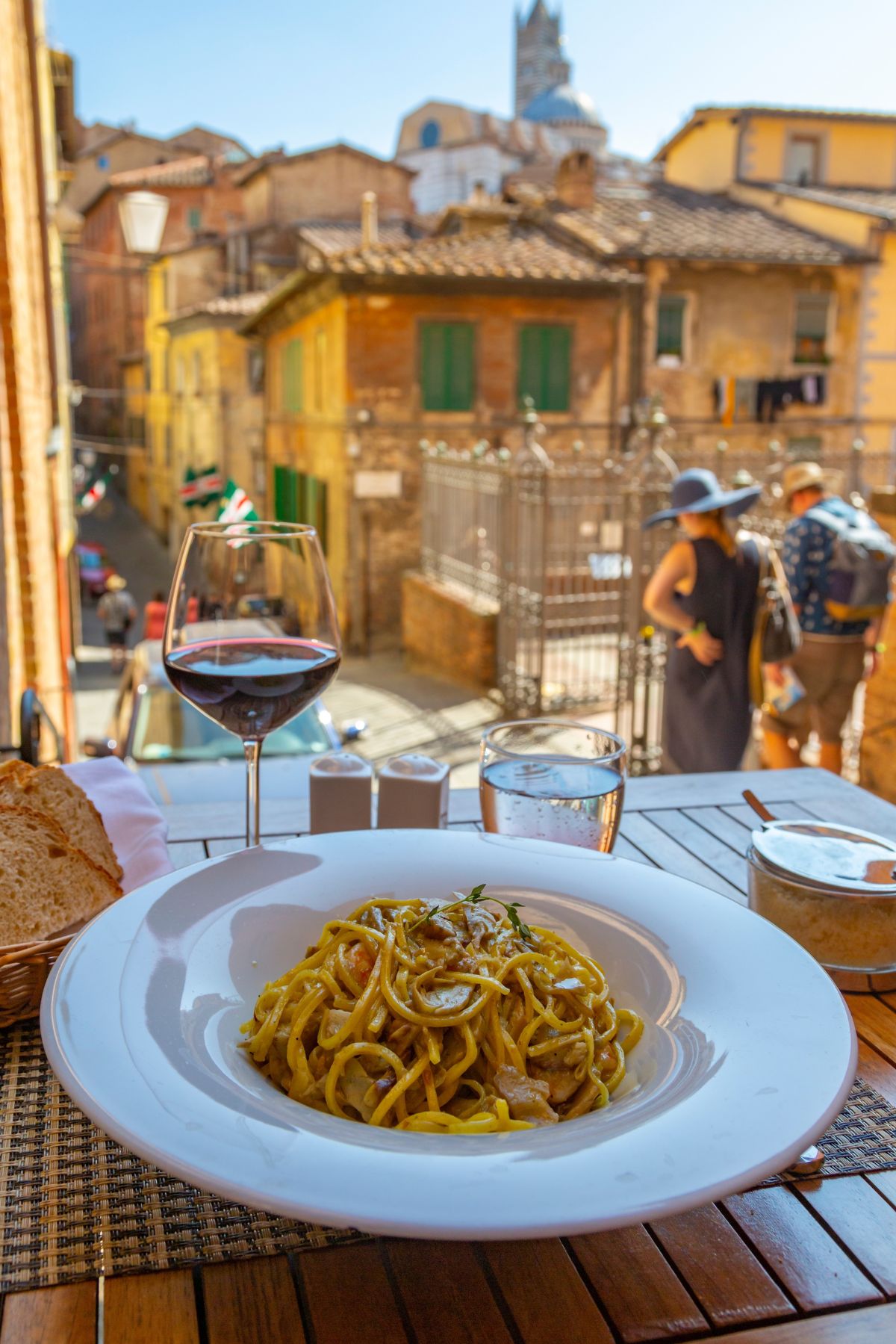 Pasta und Rotwein in einer Altstadtgasse – italienisches Lebensgefühl beim Studieren in Italien erleben.