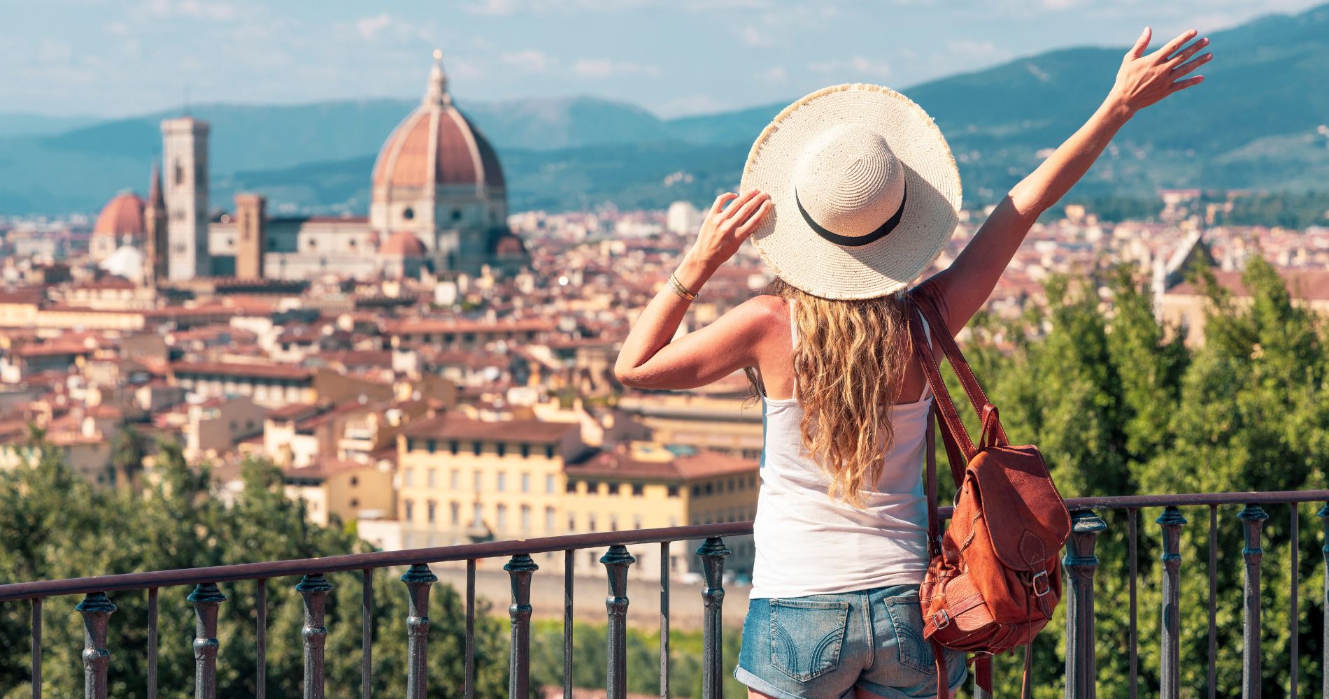 Studentin mit Blick auf Florenz und den Dom – inspirierende Aussicht beim Studieren in Italien.