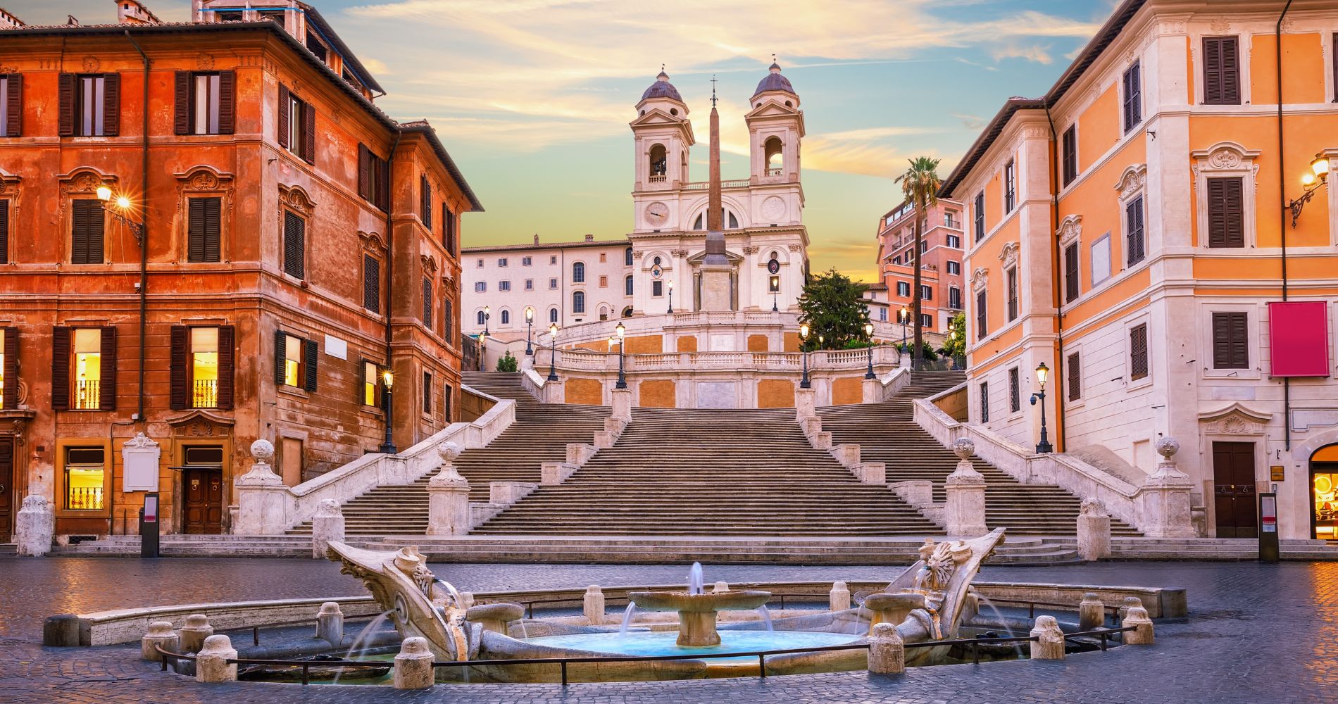 Rom – Spanische Treppe mit Barcaccia-Brunnen und Kirche Trinità dei Monti im Morgengrauen.