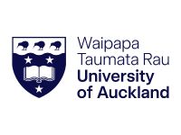 Logo der University of Auckland – Blaues Wappen mit Maori-Schriftzug „Waipapa Taumata Rau" und englischem Namen.