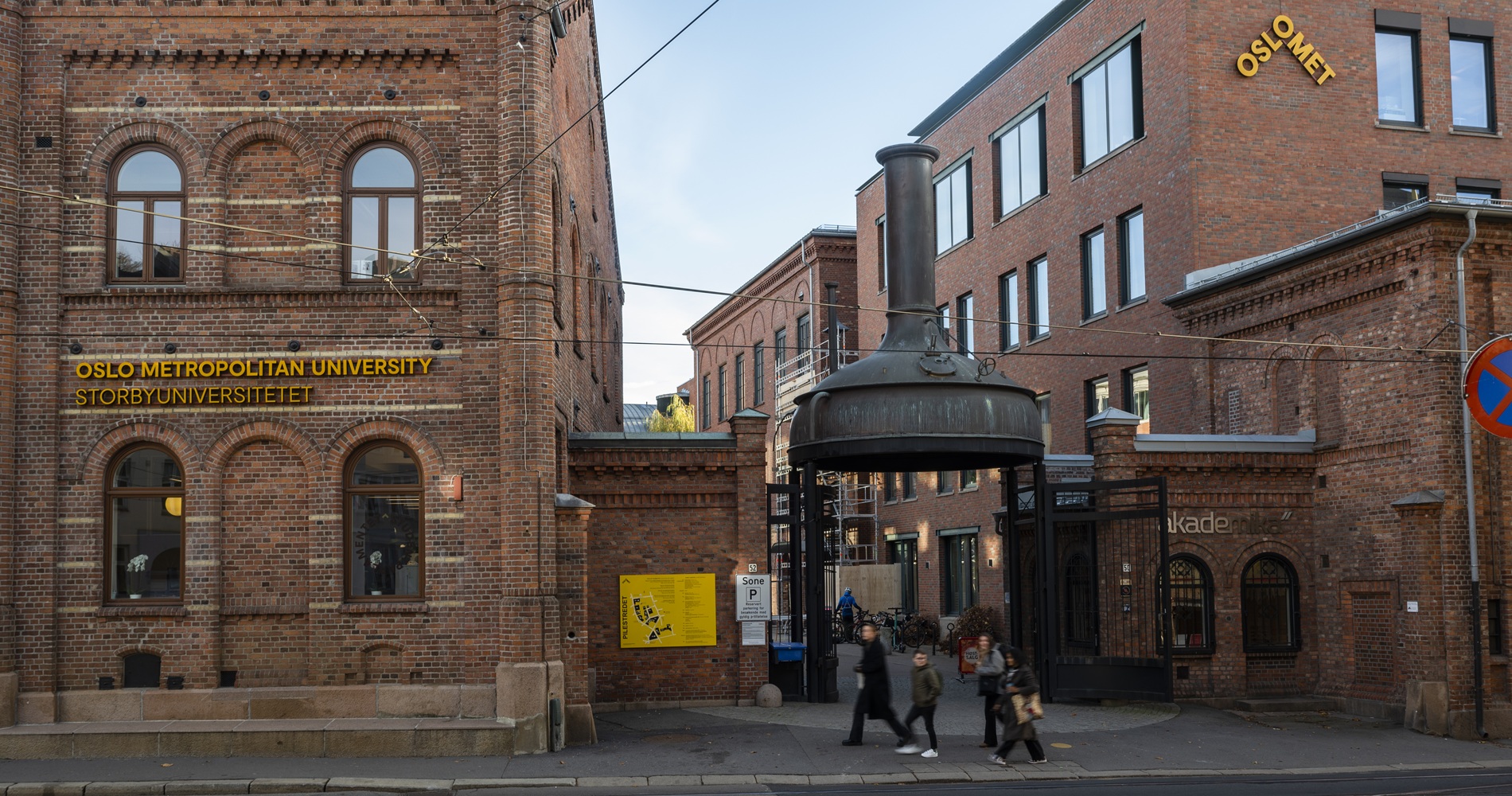 Der Eingangsbereich der Oslo Metropolitan University am Pilestredet Campus
