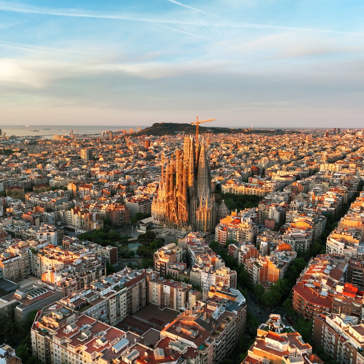 Luftaufnahme der Sagrada Família in Barcelona bei goldenem Abendlicht.