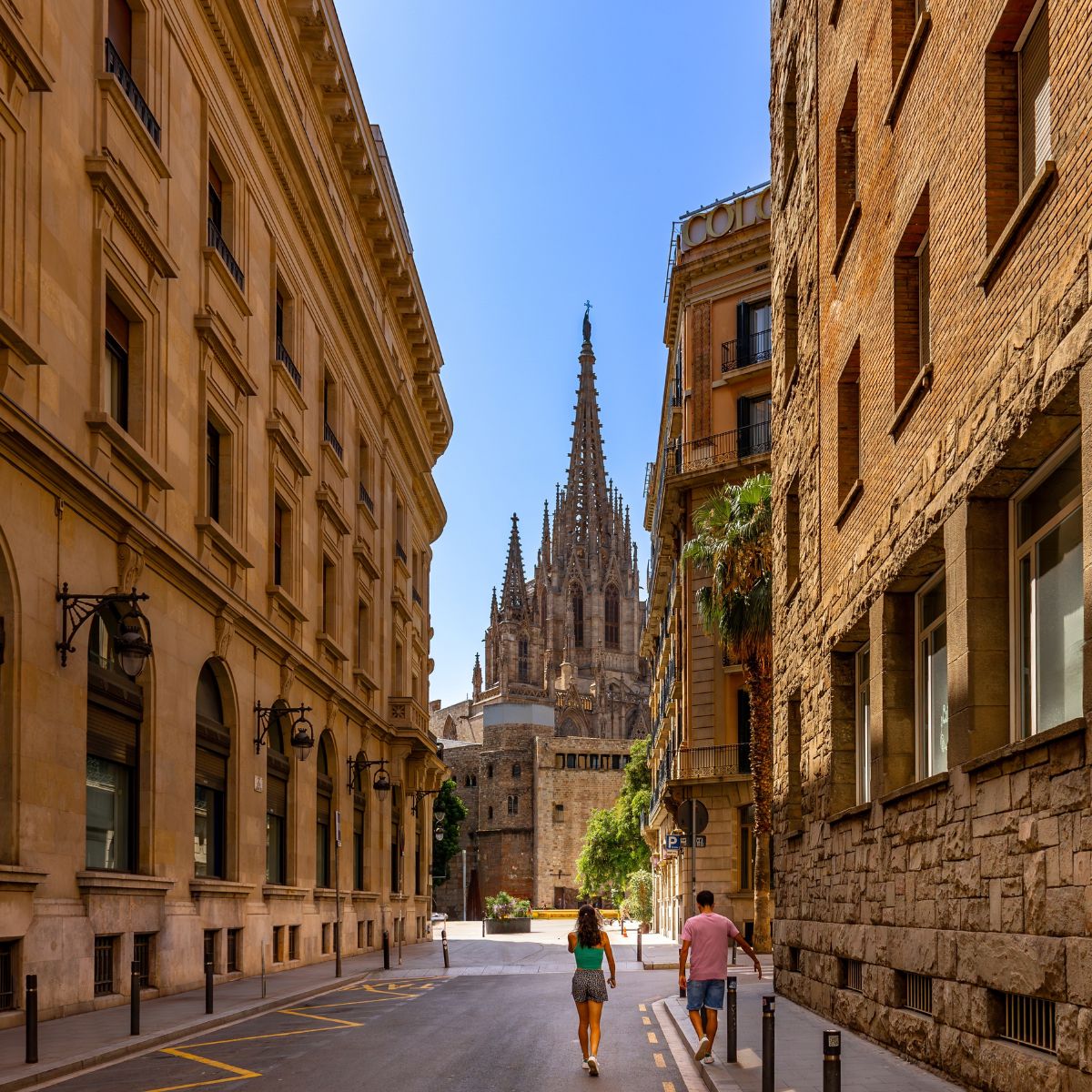 Gasse in der Altstadt Barcelonas mit Blick auf den Turm der Kathedrale.