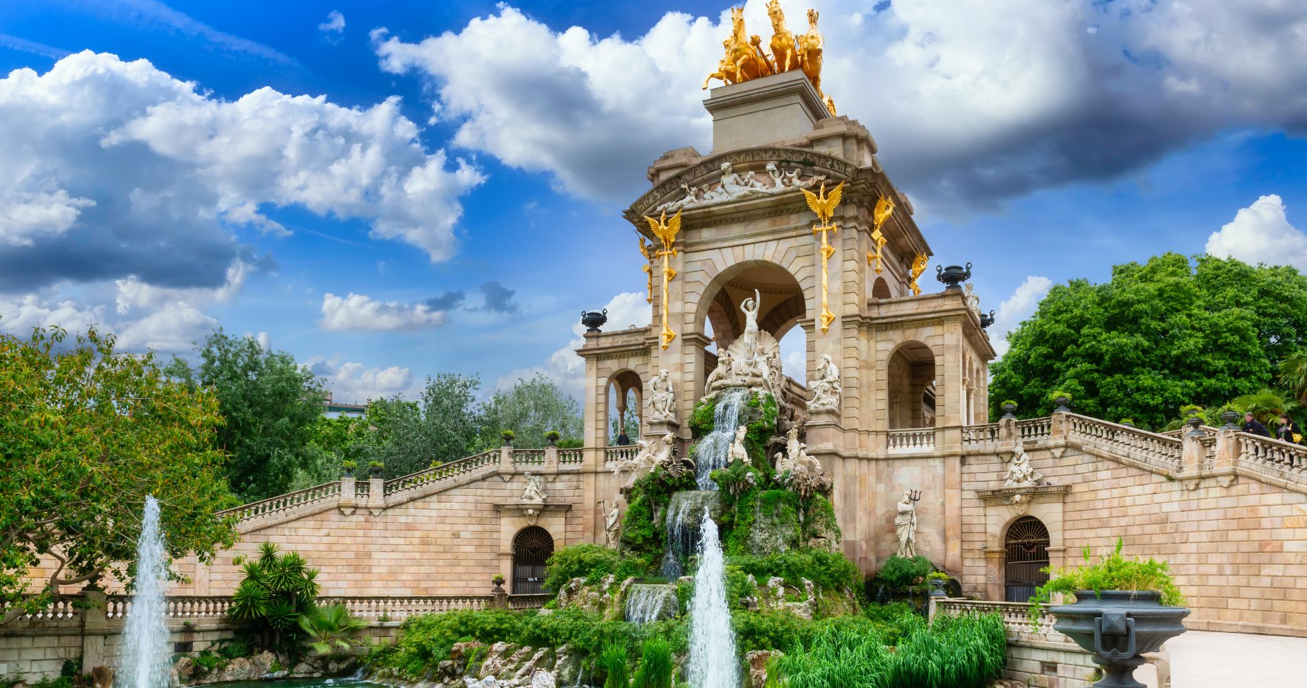 Cascada-Brunnen im Parc de la Ciutadella Barcelona mit goldener Figurengruppe.