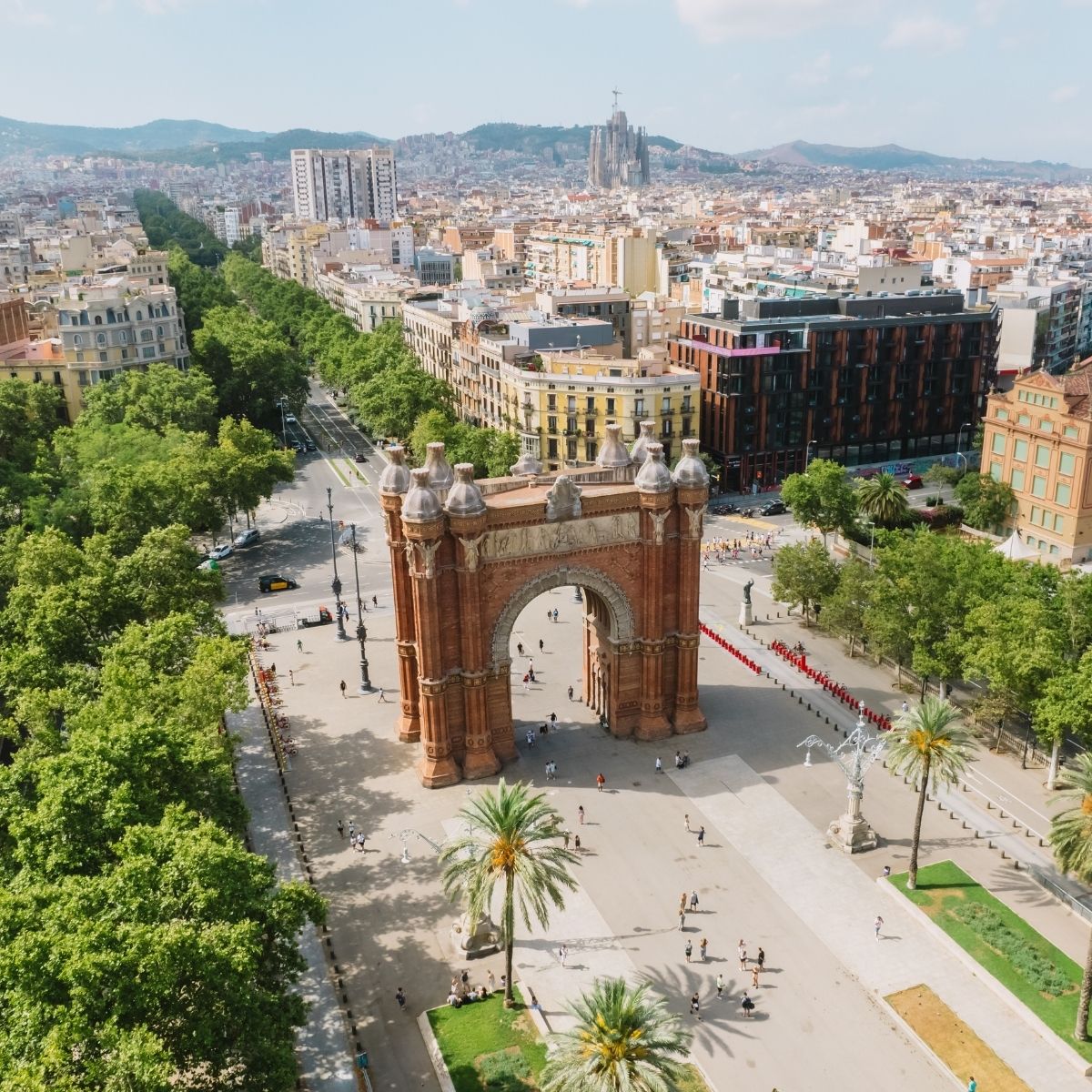Luftaufnahme des Arc de Triomf in Barcelona mit Blick auf die Sagrada Família.