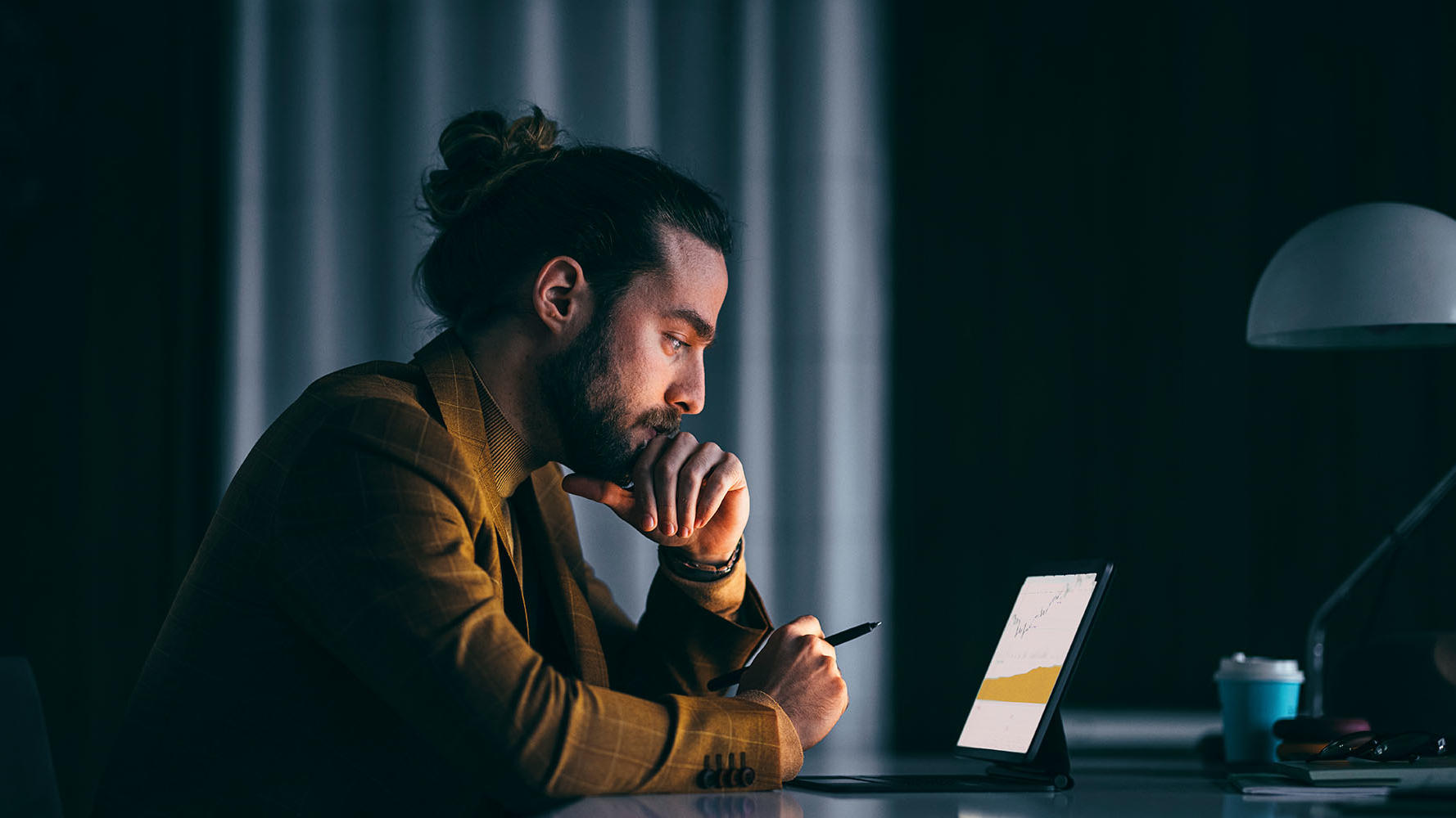 Personen schauen auf einen Laptop