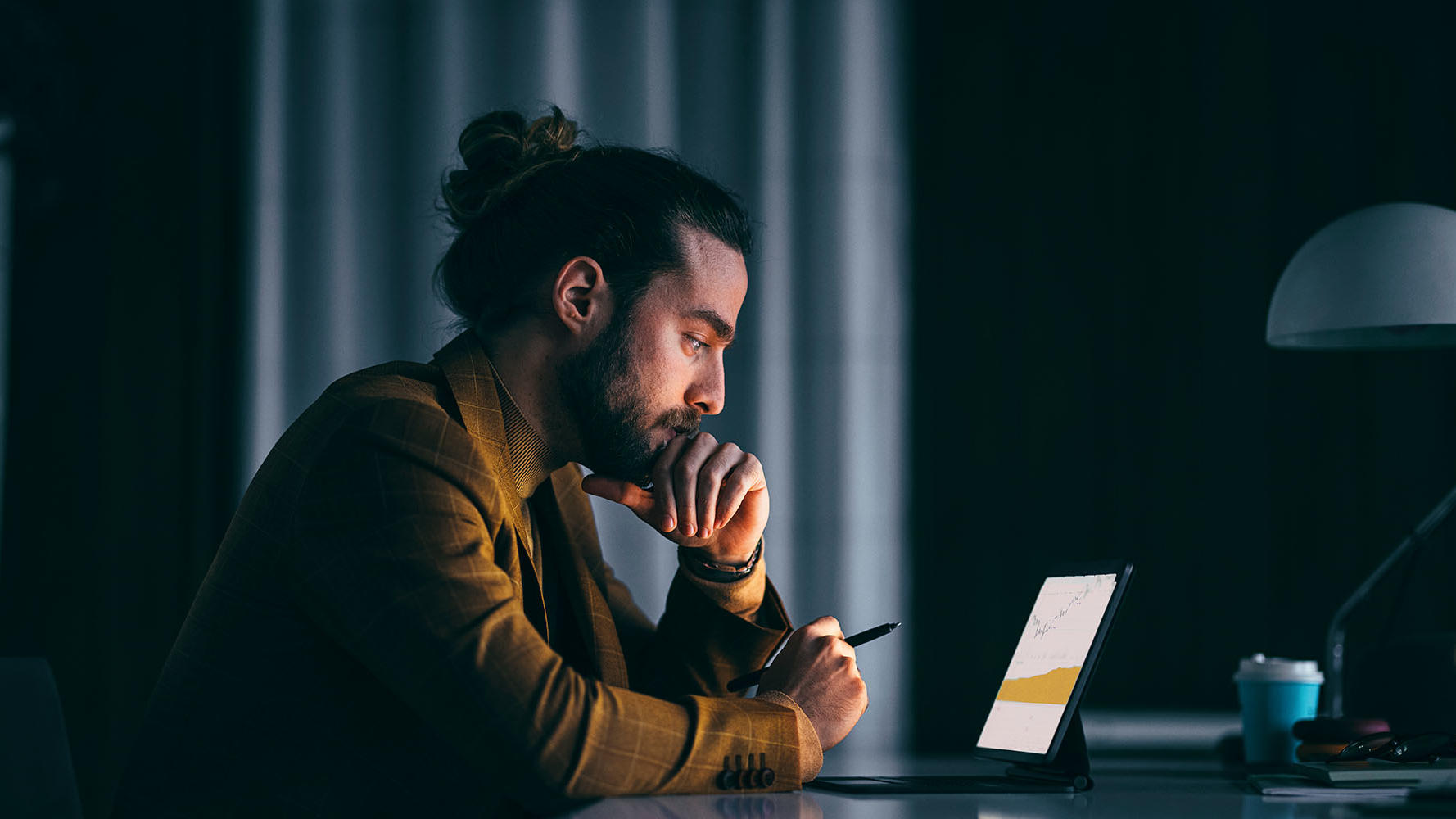 Personen schauen auf einen Laptop