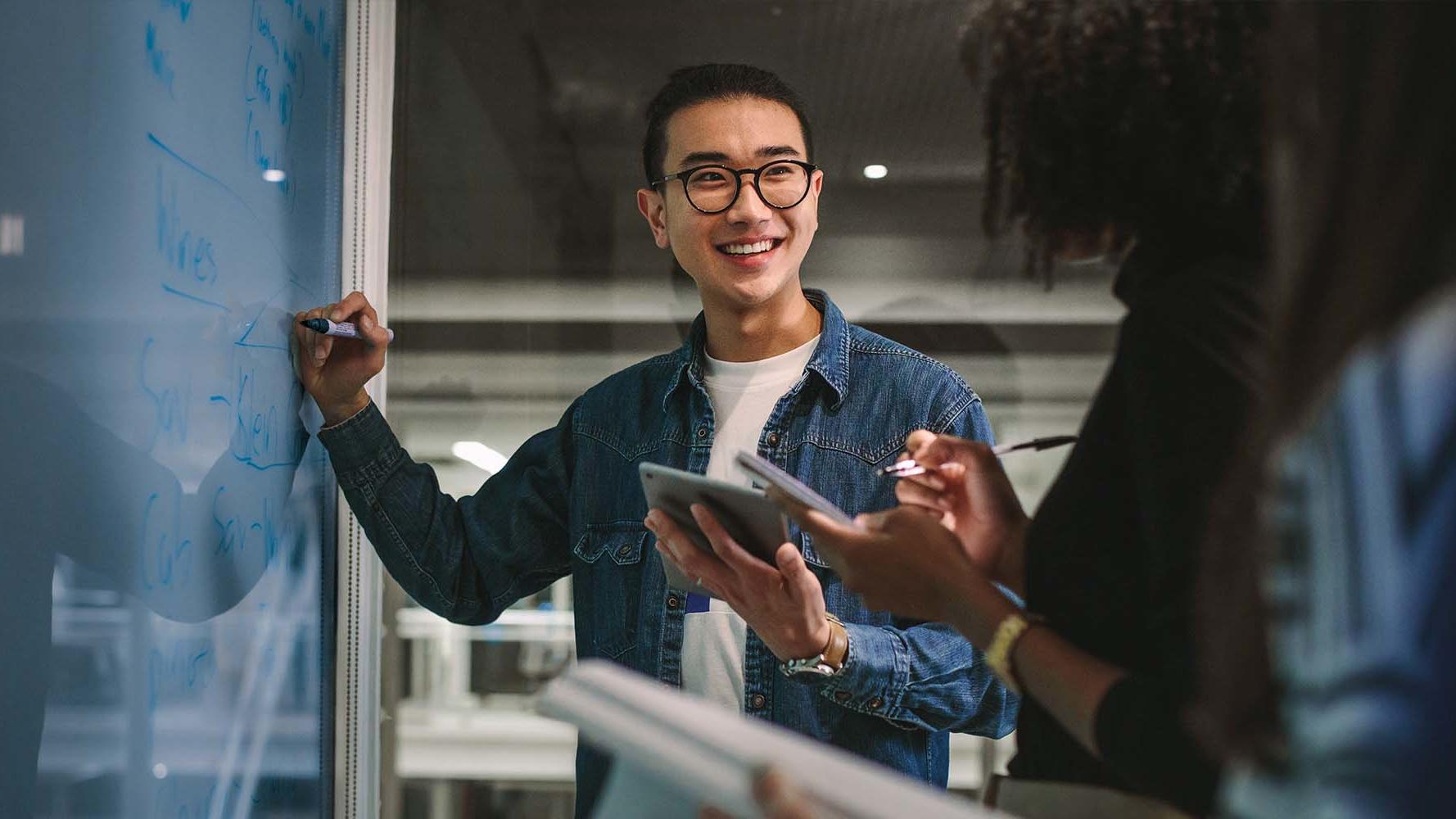 Kolleginnen schauen auf einen Laptop