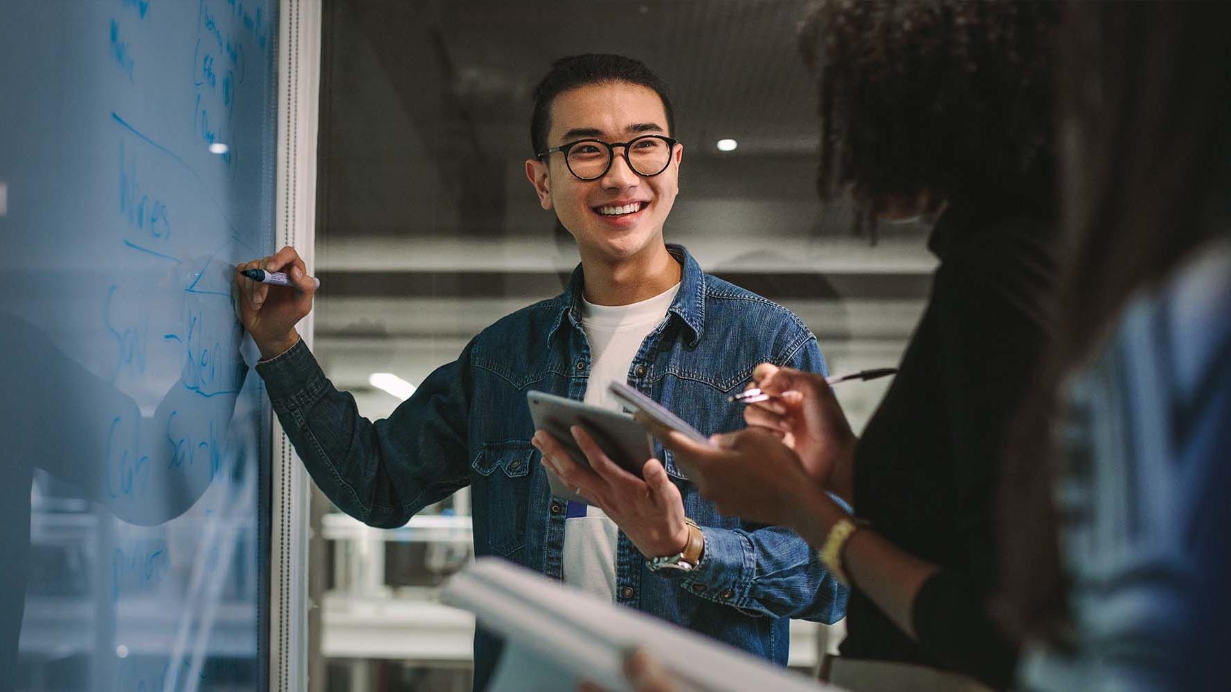 Kolleginnen schauen auf einen Laptop