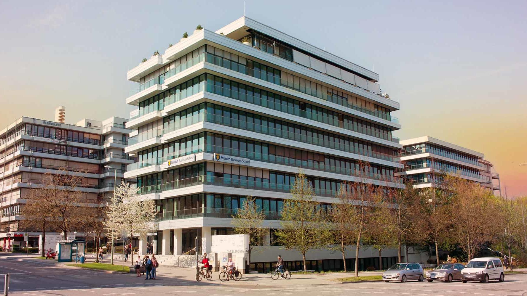 Personen spazieren auf dem Gelände der MBS