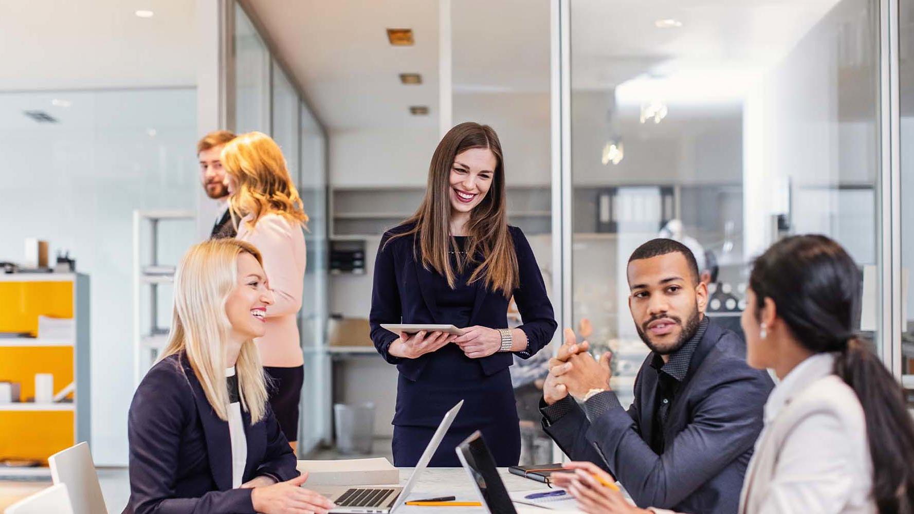 Kollegen schauen auf ein Tablet
