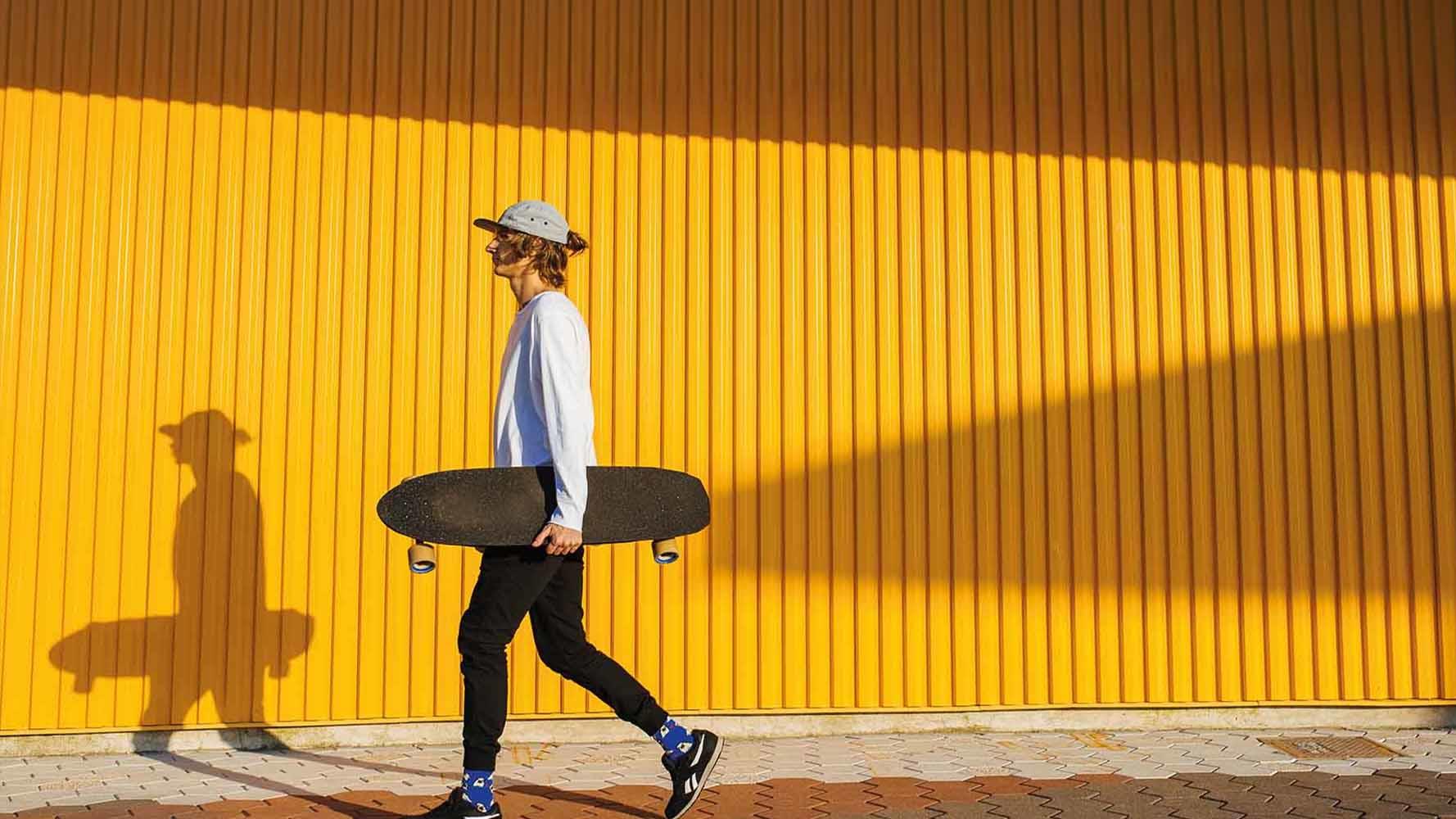 Teammitglieder legen ihre Hände übereinander