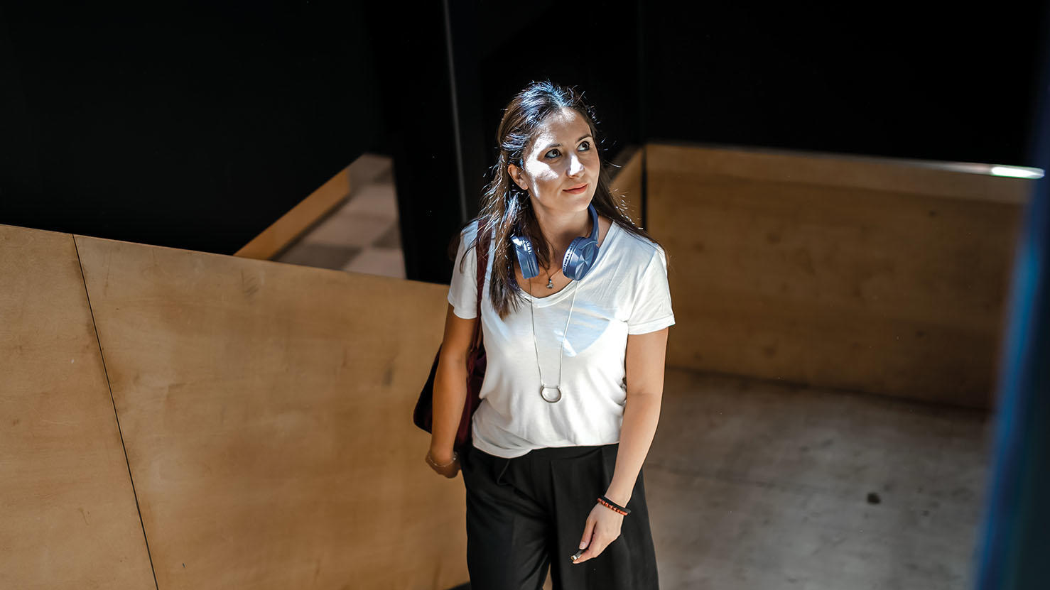 Frau, die vor dem MBS Gebäude telefoniert