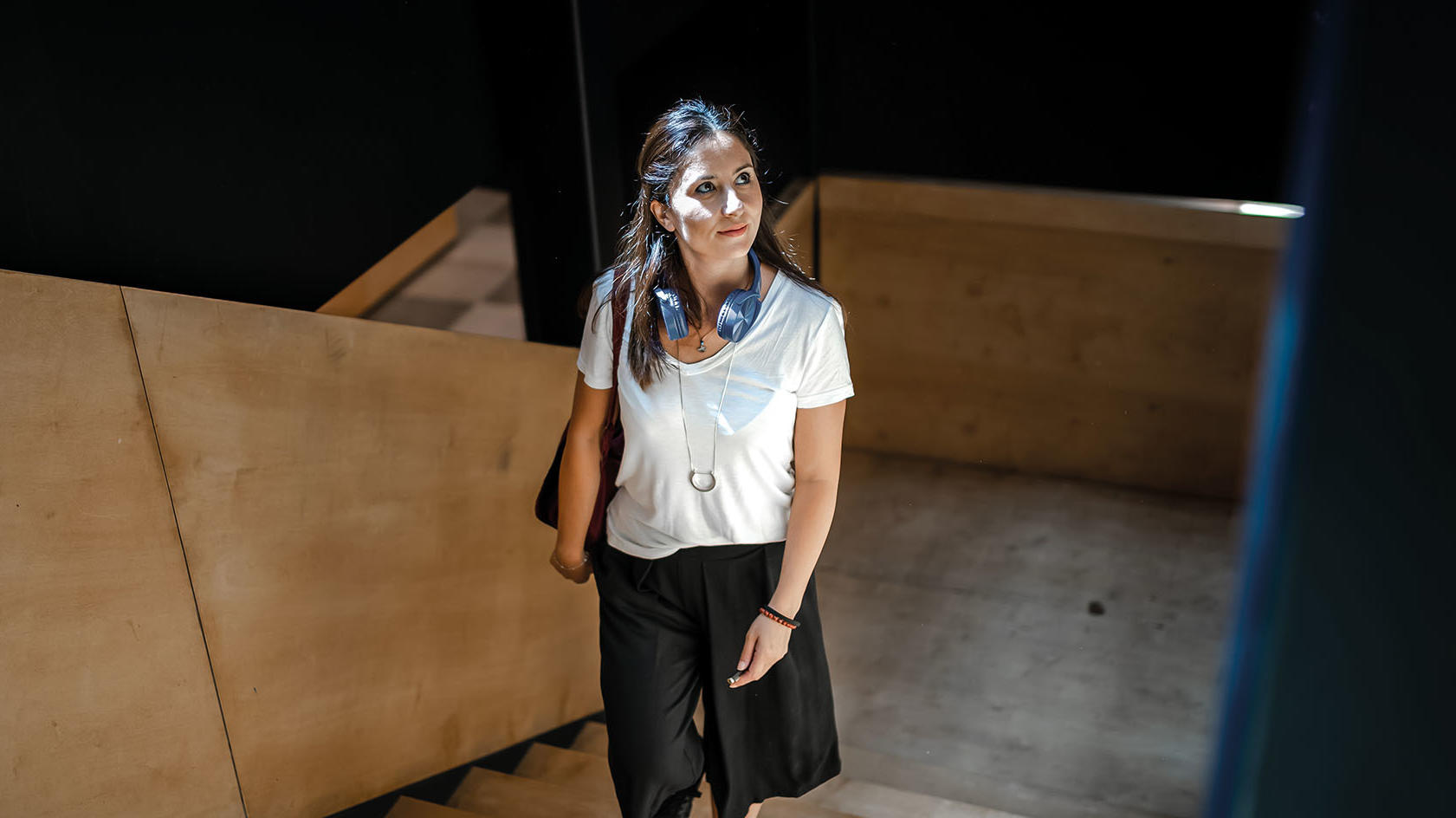 Frau, die vor dem MBS Gebäude telefoniert