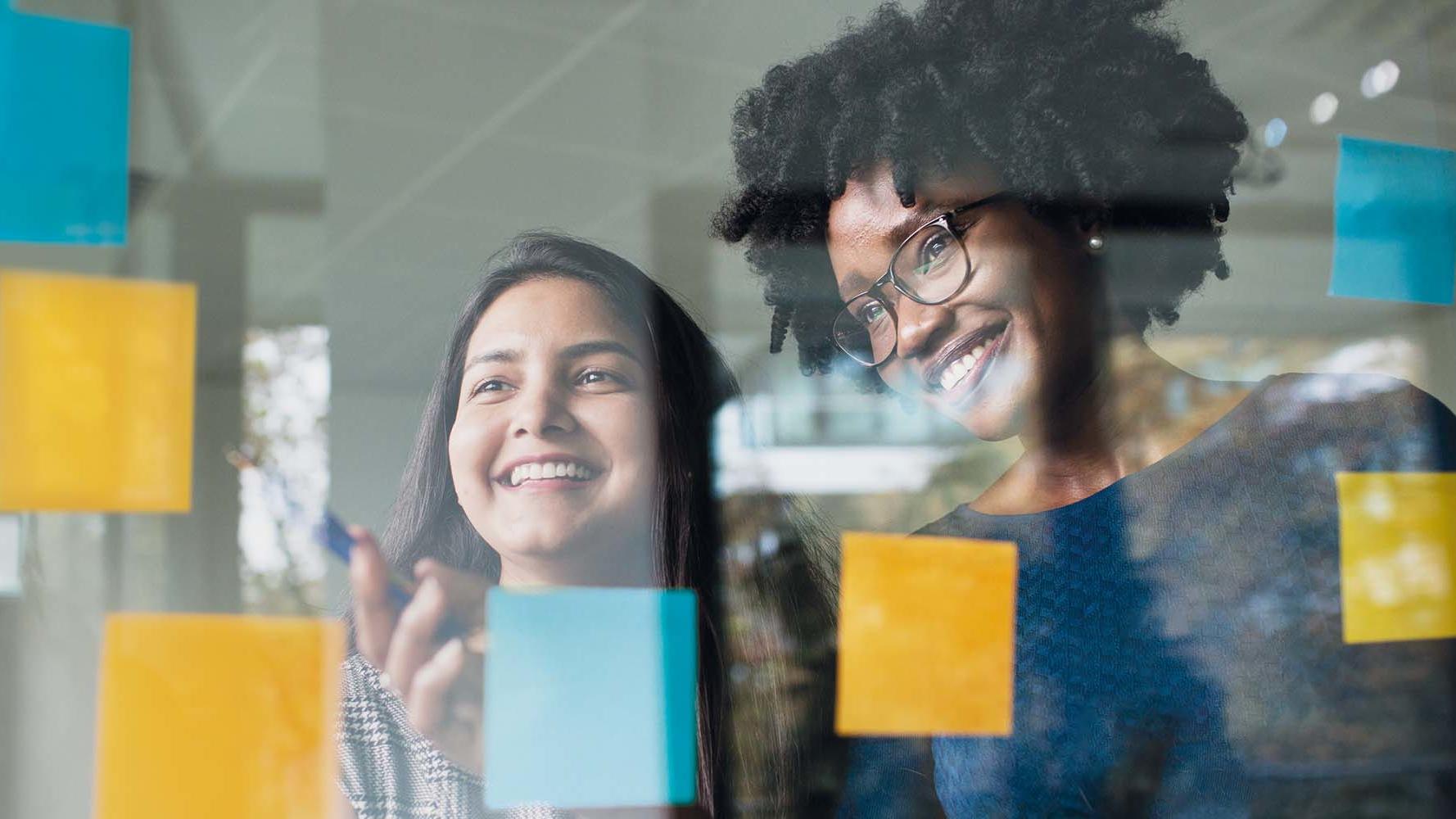 Person benutzt Taschenrechner