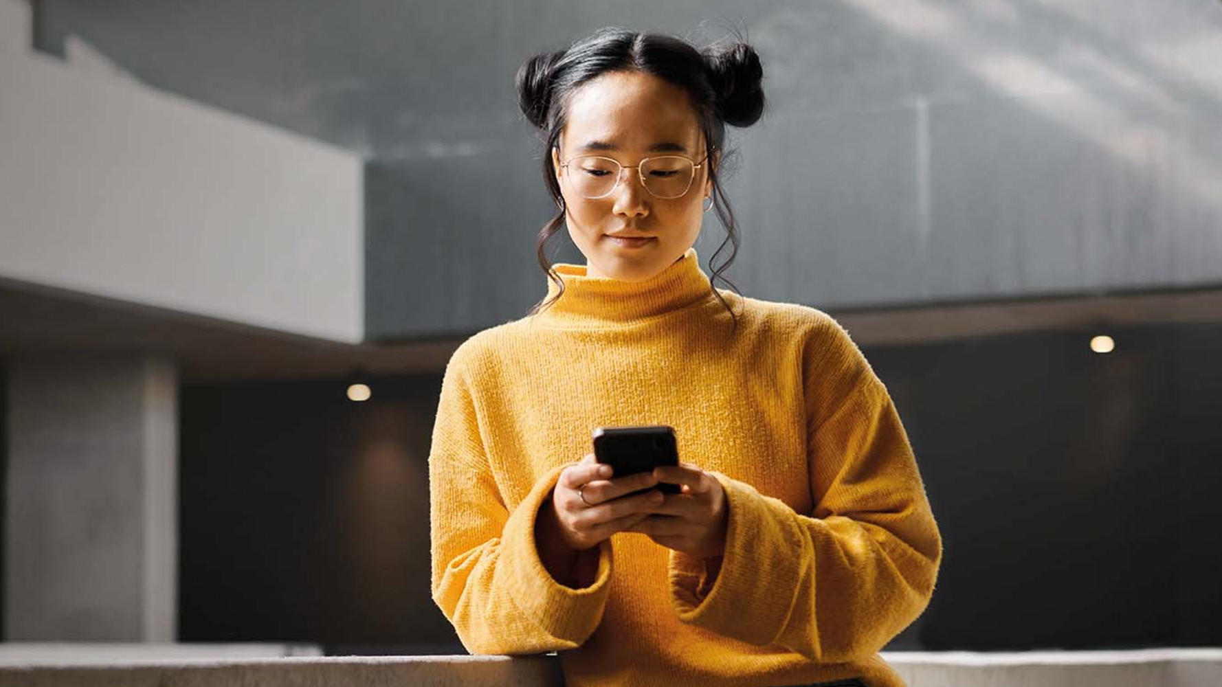 Studenten schreiben und kleben Post-its an ein Fenster