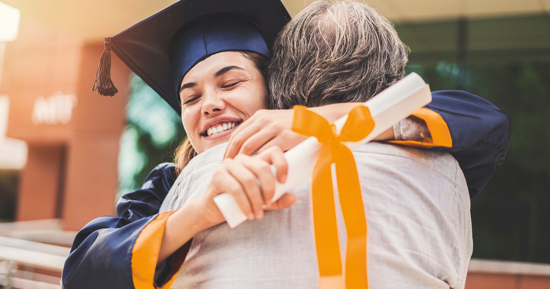 Absolventin umarmt ihren Vater