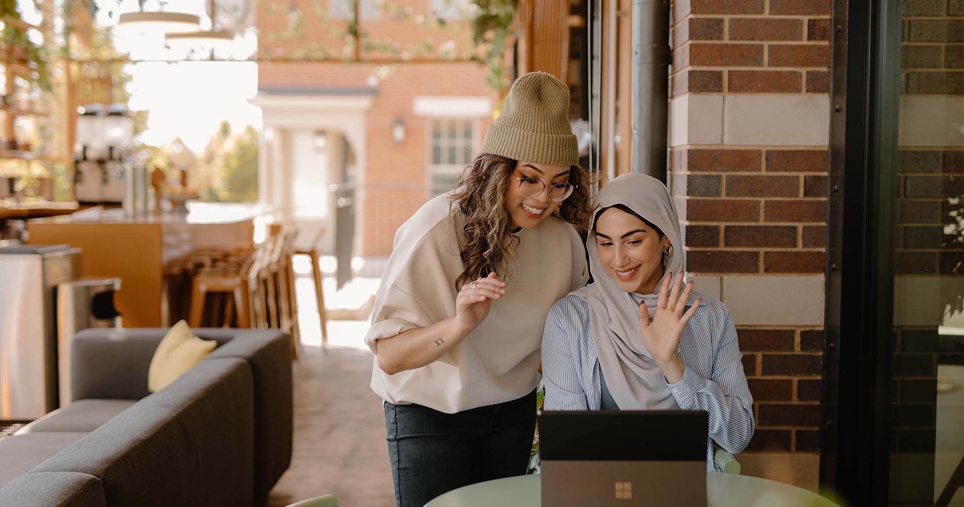 Studentinnen grüßen die Personen aus ihrem Online-Meeting