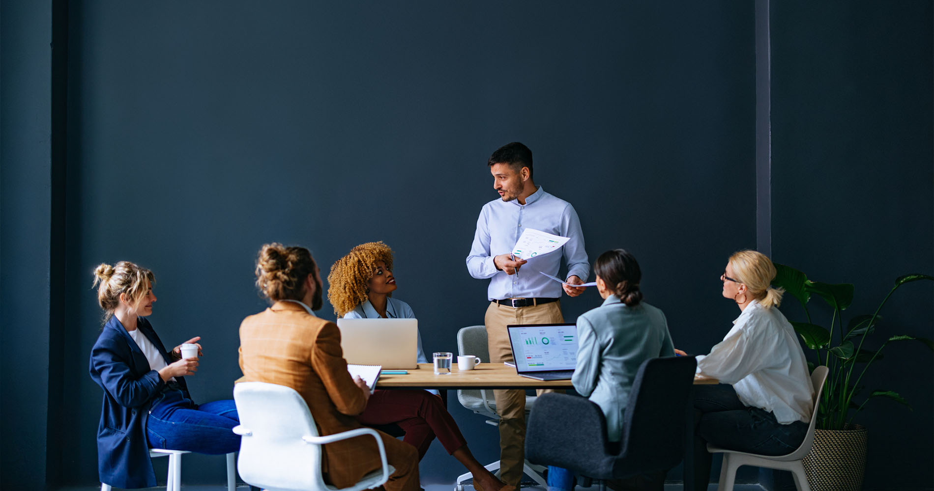 Absolventen sprechen miteinander