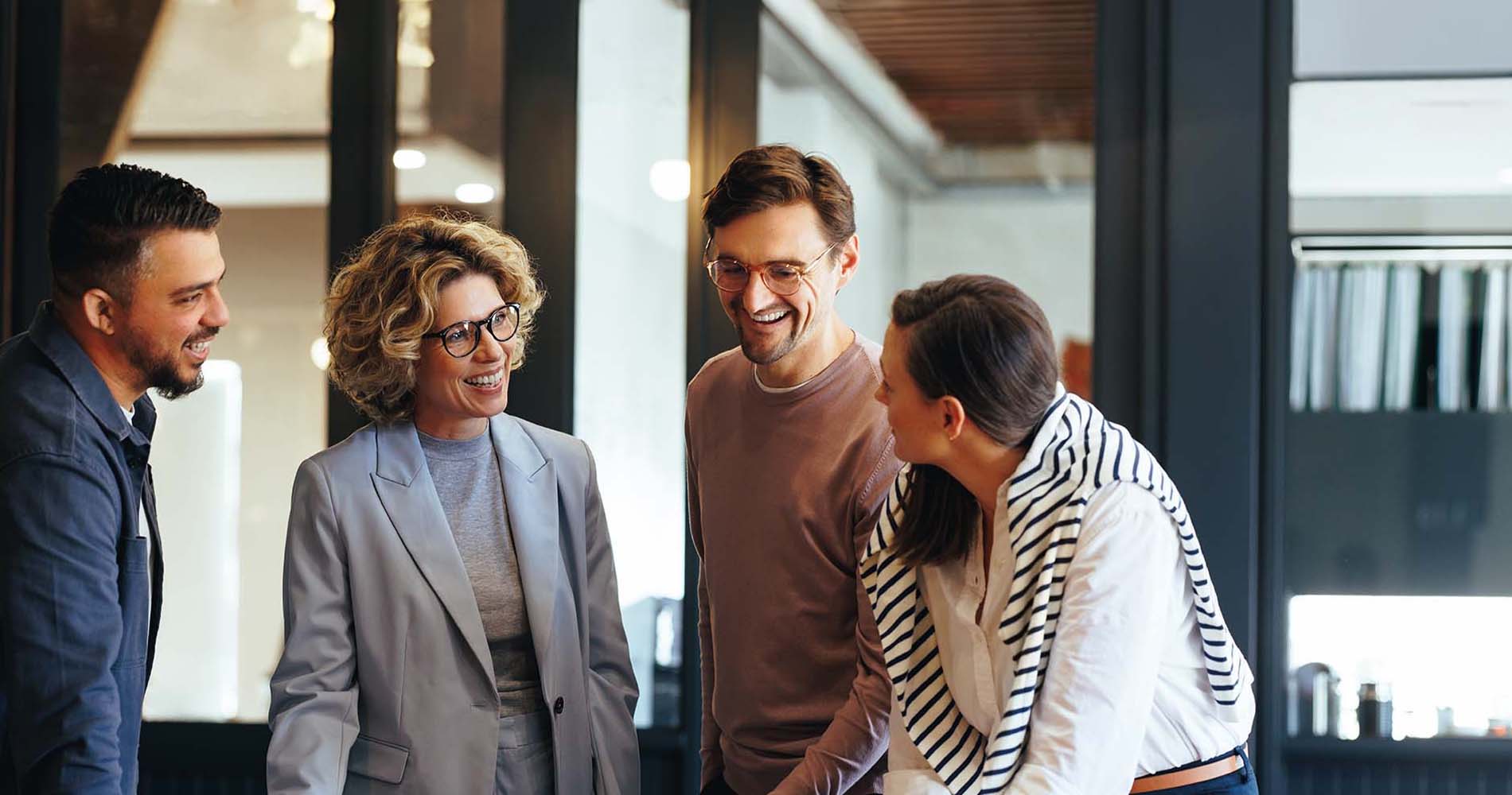 Professor*innen und Dozent*innen sprechen miteinander