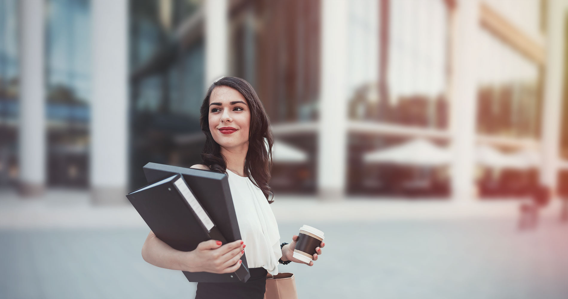 Person mit Unterlagen und Kaffee