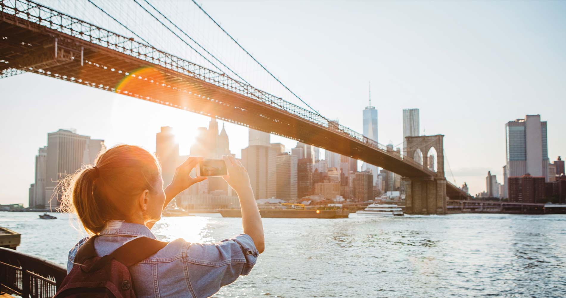 Person steht vor der Golden Gate Bridge
