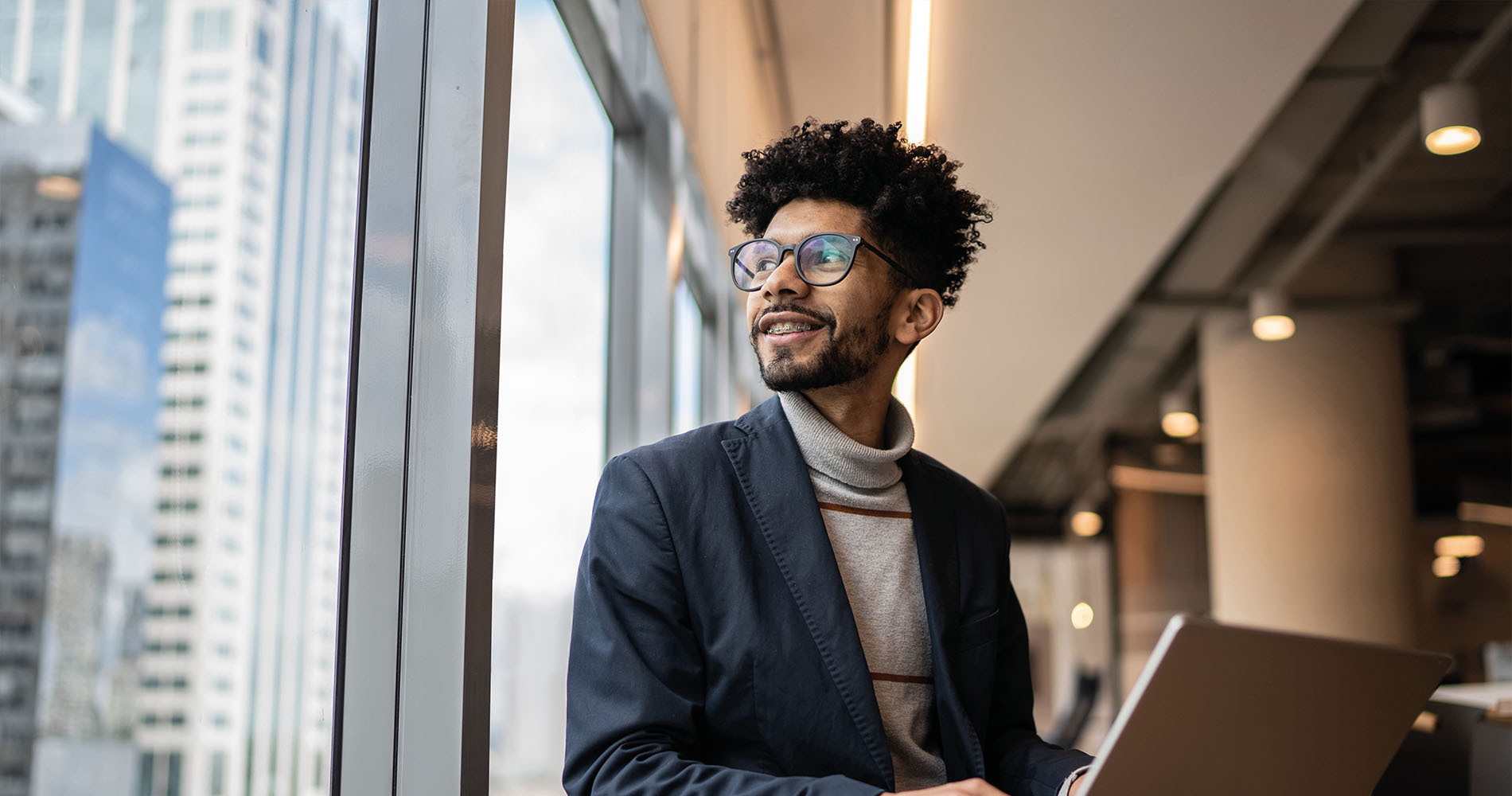Student mit Laptop und Studentin mit VR-Brille