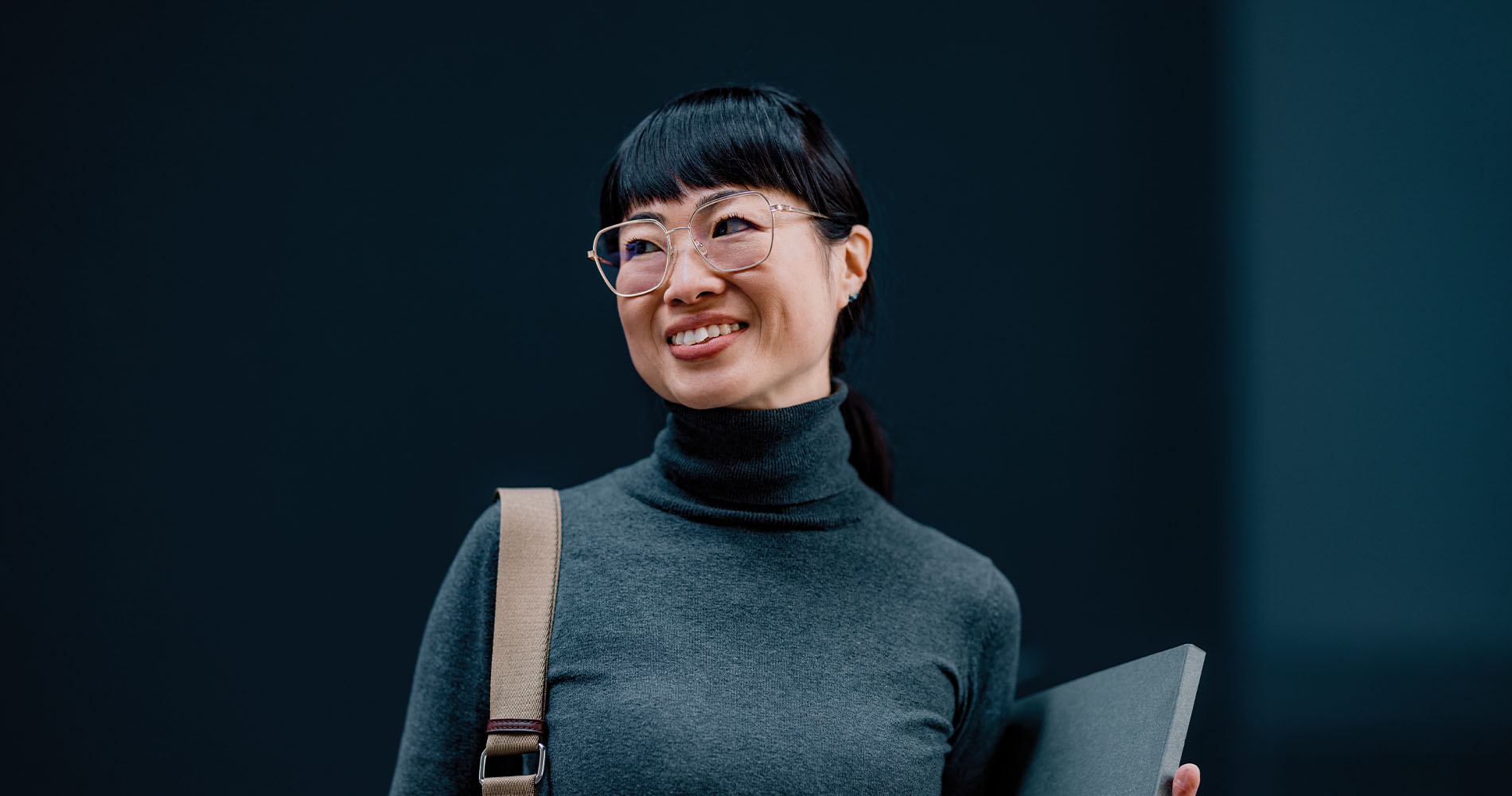 Personen schauen auf ein Tablet